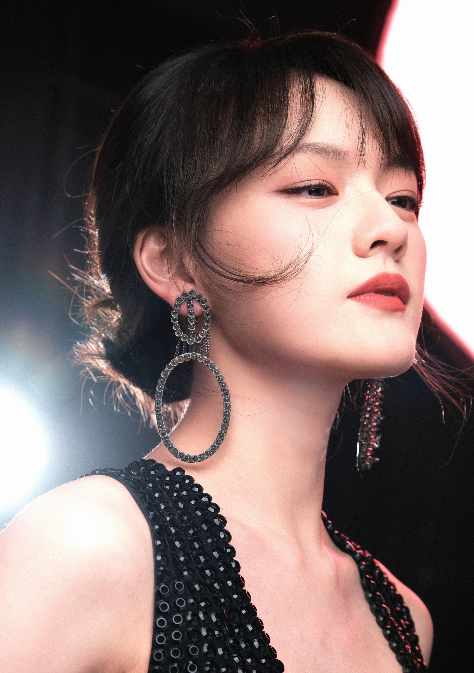 Clip sốc: Nàng thơ 2003 bị người đàn ông lạ mặt quấy rối, dồn vào góc tường trong rạp chiếu phim- Ảnh 5.