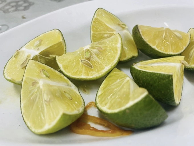 Ung thư không thể điều trị bằng nhịn ăn, uống chanh, nước kiềm, thuốc nam, thuốc lá hay các phương pháp truyền miệng. Ảnh: Minh Đức