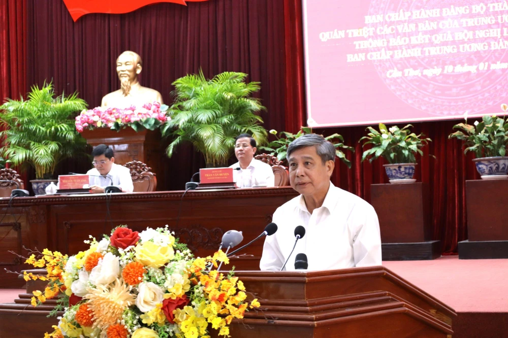 Phó Bí thư Thường trực Thành ủy, Chủ tịch HĐND TP Cần Thơ Đồng Văn Thanh phát biểu chỉ đạo. Ảnh: NHẪN NAM hoi-nghi-bch-can-tho-2.JPG