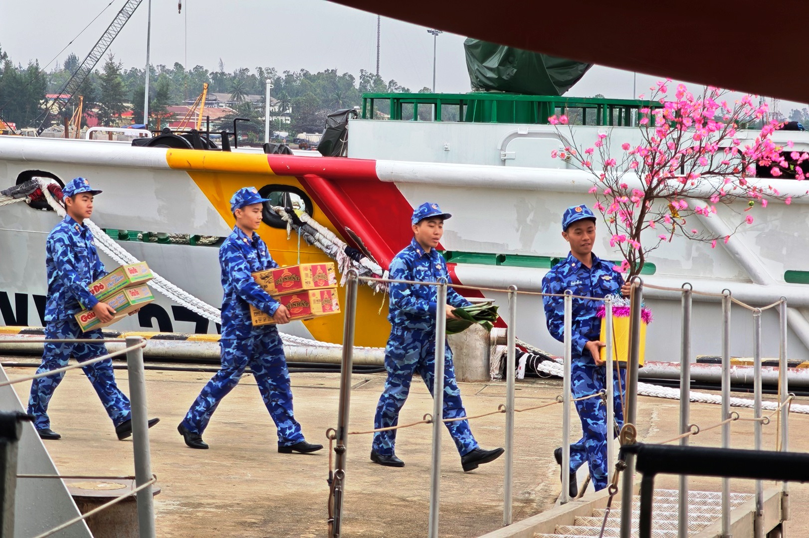 Chuyến tàu mùa xuân ra khơi giữ biển: Cảnh sát biển gác tết nơi đầu sóng- Ảnh 2.