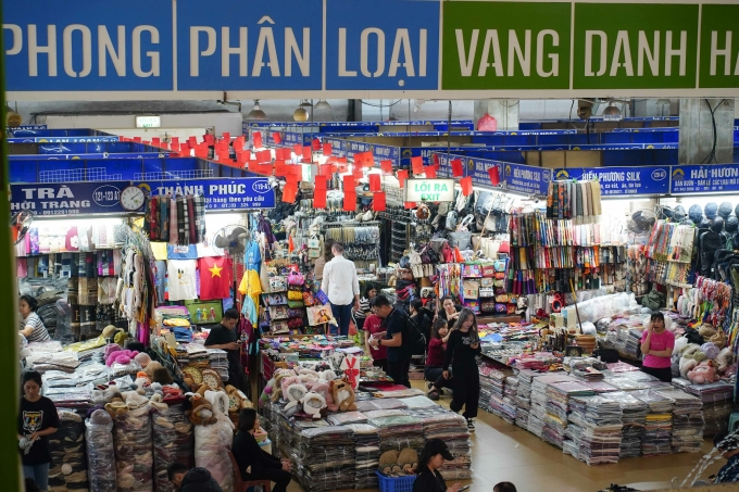 Quầy hàng của tiểu thương tại chợ Đồng Xuân (Hà Nội). Ảnh: Hoàng Giang