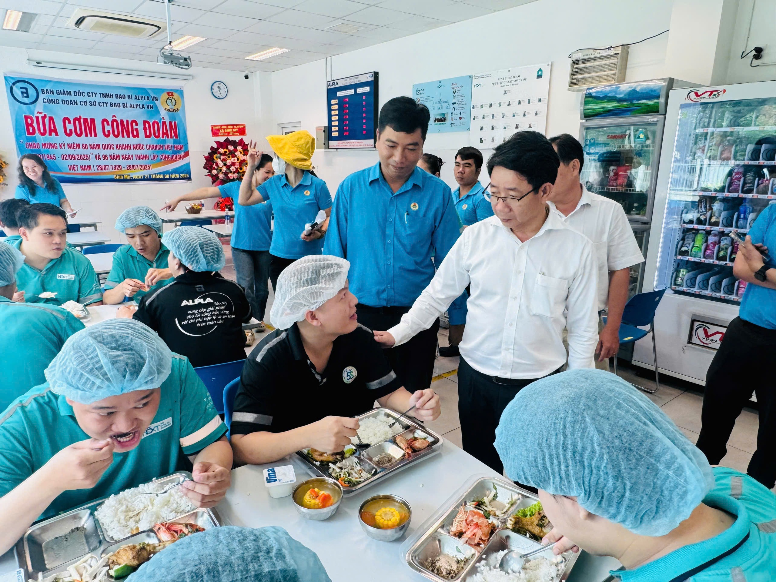 Công đoàn xã Bình Mỹ chi hơn 1,3 tỉ đồng chăm lo đoàn viên - Ảnh 2.