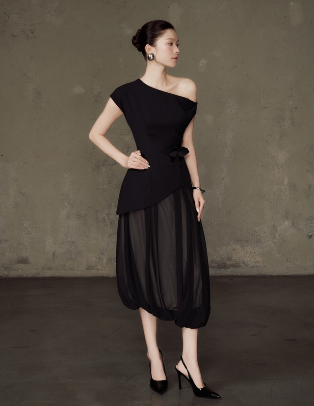 Đầm đen, lựa chọn an toàn nhưng nổi bật cho mọi bữa tiệc - Ảnh 4.