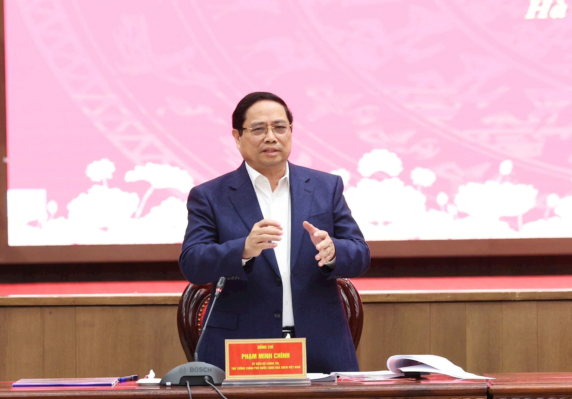 Tổng Bí thư, Thủ tướng, Chủ tịch Quốc hội cùng làm việc với Thành ủy Hà Nội về quy hoạch 100 năm 3 Tổng Bí thư, Thủ tướng, Chủ tịch Quốc hội cùng làm việc với Thành ủy Hà Nội về quy hoạch 100 năm - Ảnh 2.