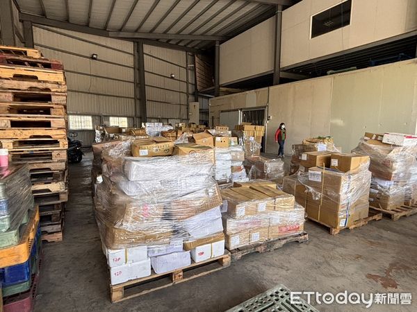 Trung Quốc: Thịt heo quá hạn 2 năm được tẩy xoá hạn dùng, bán ầm ầm 9.000 suất qua livestream, chuỗi siêu thị- Ảnh 2.