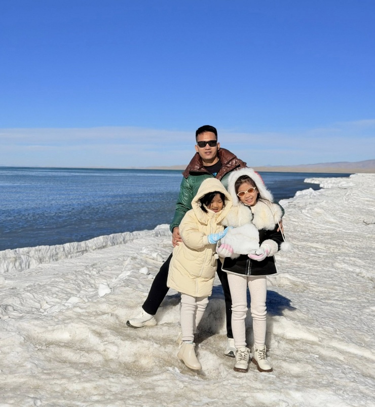 Khách Việt mách nơi ngắm tuyết đẹp, không bóng người, chi phí rẻ ở Trung Quốc 3 Hai con gái của anh Tuấn phấn khích khi thấy băng tuyết trắng xóa