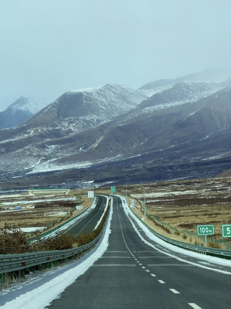 Khách Việt mách nơi ngắm tuyết đẹp, không bóng người, chi phí rẻ ở Trung Quốc 8 Những con đường cao tốc nhiều băng tuyết