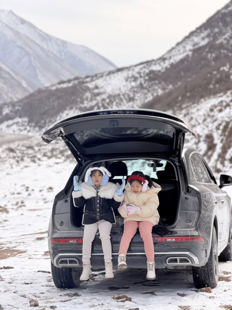 Khách Việt mách nơi ngắm tuyết đẹp, không bóng người, chi phí rẻ ở Trung Quốc 9 Tuy nhiên, theo anh Thuấn, du khách chỉ nên du lịch tự túc và tự lái xe khi biết tiếng Trung cơ bản, hiểu luật và biển báo giao thông tại quốc gia này