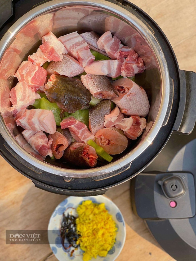 Cách kho cá với chuối xanh, khế chua: Xếp lần lượt hết cá rồi lại đến thịt.