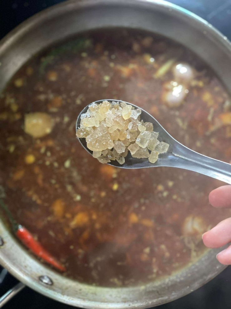 Cách kho cá với chuối xanh, khế chua: Đường phèn mật mía.