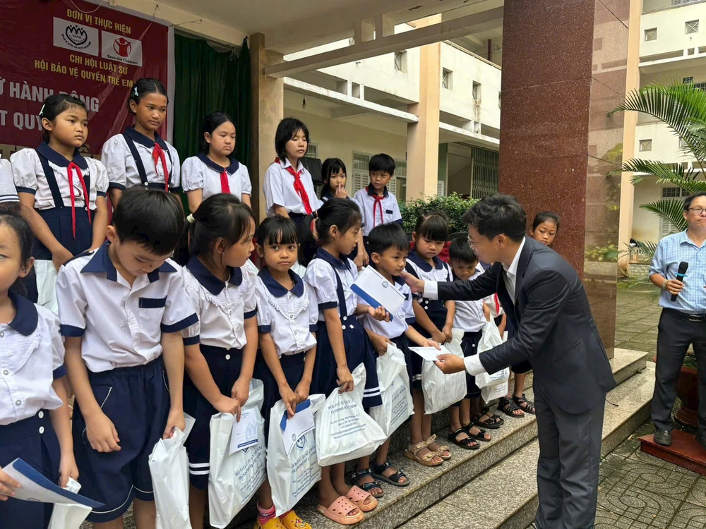 tre-em-trao quà.jpg