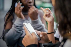 Những nước nào sẽ tiếp bước Úc cấm trẻ em dùng mạng xã hội?