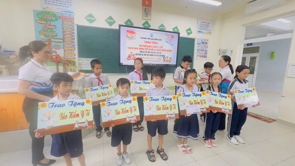 tre-em-trao bhyt.jpg