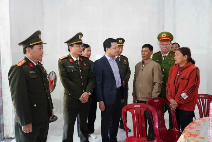 Ông Hoàng Hải Minh, Phó Chủ tịch TP Huế thăm nhà dân mới xây xong ở xã Khe Tre. Ảnh: Vạn An