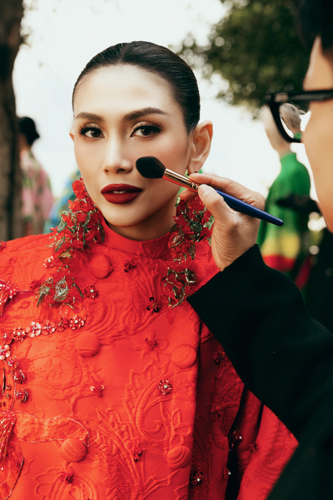 Chuyên gia giúp Võ Hoàng Yến trang điểm trước khi vào show.