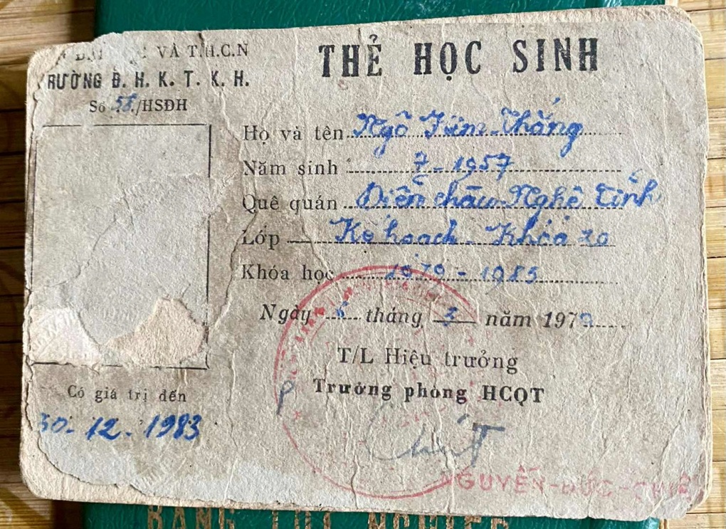 Cô gái khoe bố sở hữu bằng đại học hàng hiếm, ông là diễn viên đời đầu - 2