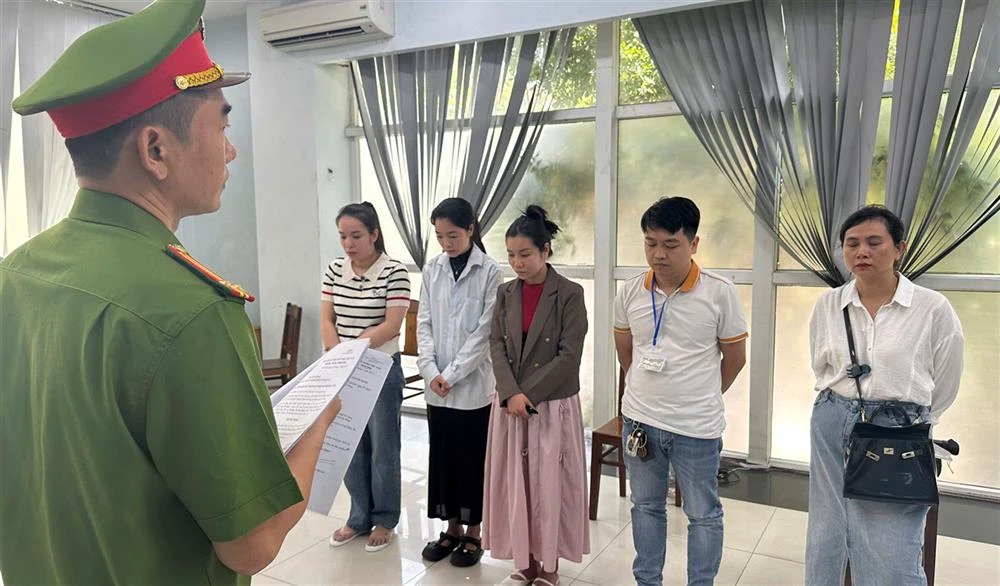 Truy nã đặc biệt nữ kế toán Nguyễn Thị Vân Anh, truy tìm 3 đối tượng- Ảnh 2.