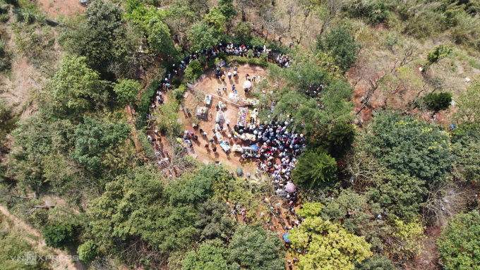 Vị trí được cho là huyệt đạo thiêng tại đỉnh Am Tiên. Ảnh: Lê Hoàng