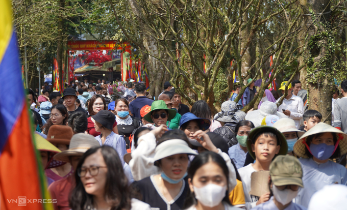 Vào đầu năm, di tích Am Tiên thu hút rất đông người dân và du khách đến dự lễ hội mở cổng trời. Ảnh: Lê Hoàng
