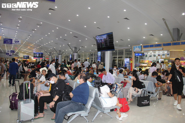 Mua vé máy bay Tết tốn cả tháng lương, nhiều người đổi ý 'xuân này không về'- Ảnh 3.