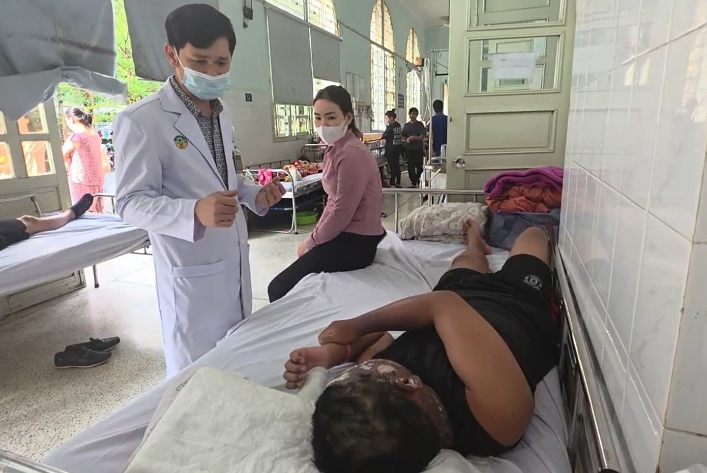 Chơi pháo nổ, bé trai bị tai nạn cháy đen khuôn mặt 3 Bệnh nhi nguy cơ đối mặt với di chứng bỏng ảnh hưởng nghiêm trọng tới thẩm mỹ khuôn mặt