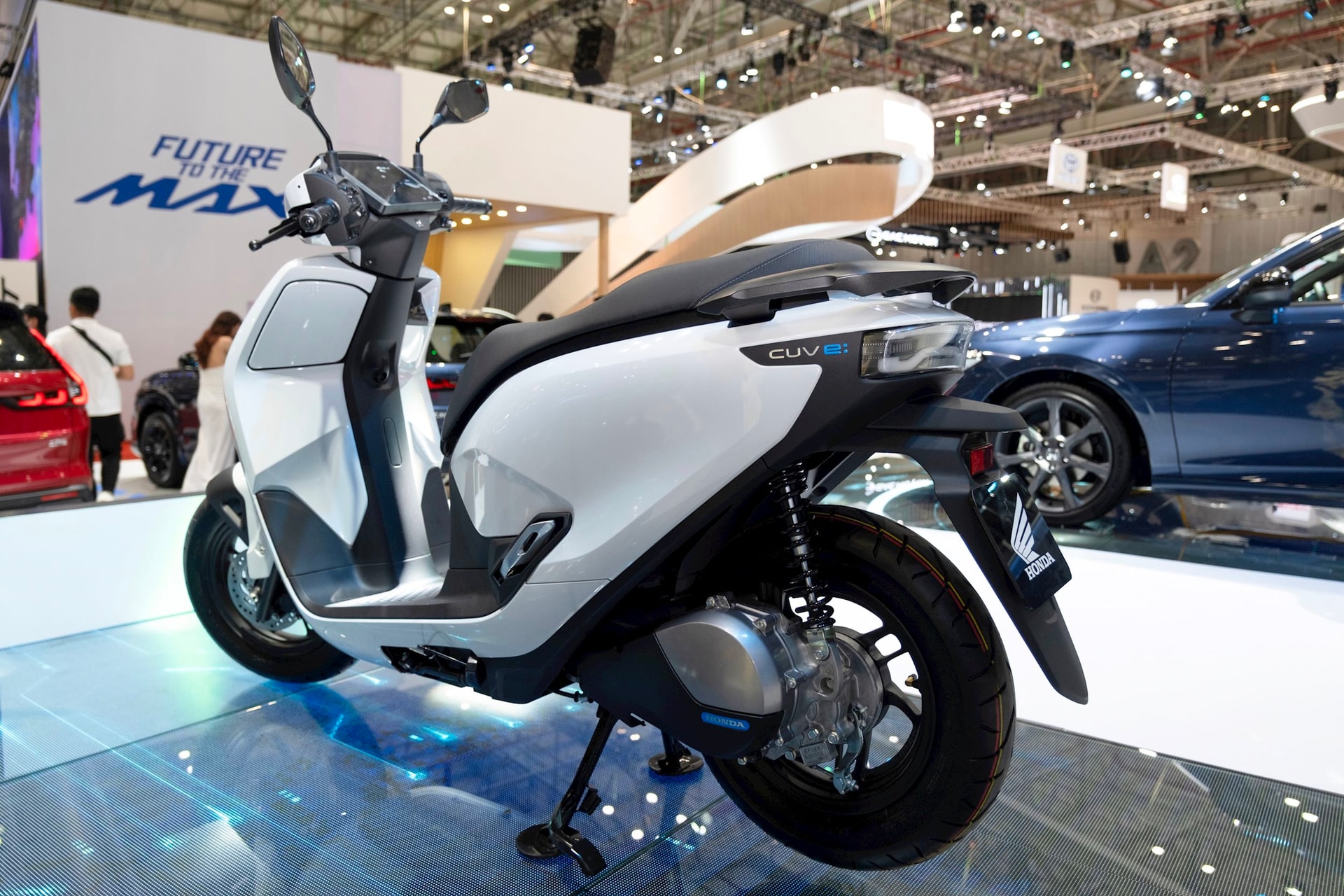 Honda chính thức mở bán xe máy điện mới: Giá 