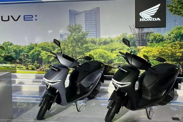 Honda chính thức mở bán xe máy điện mới: Giá 