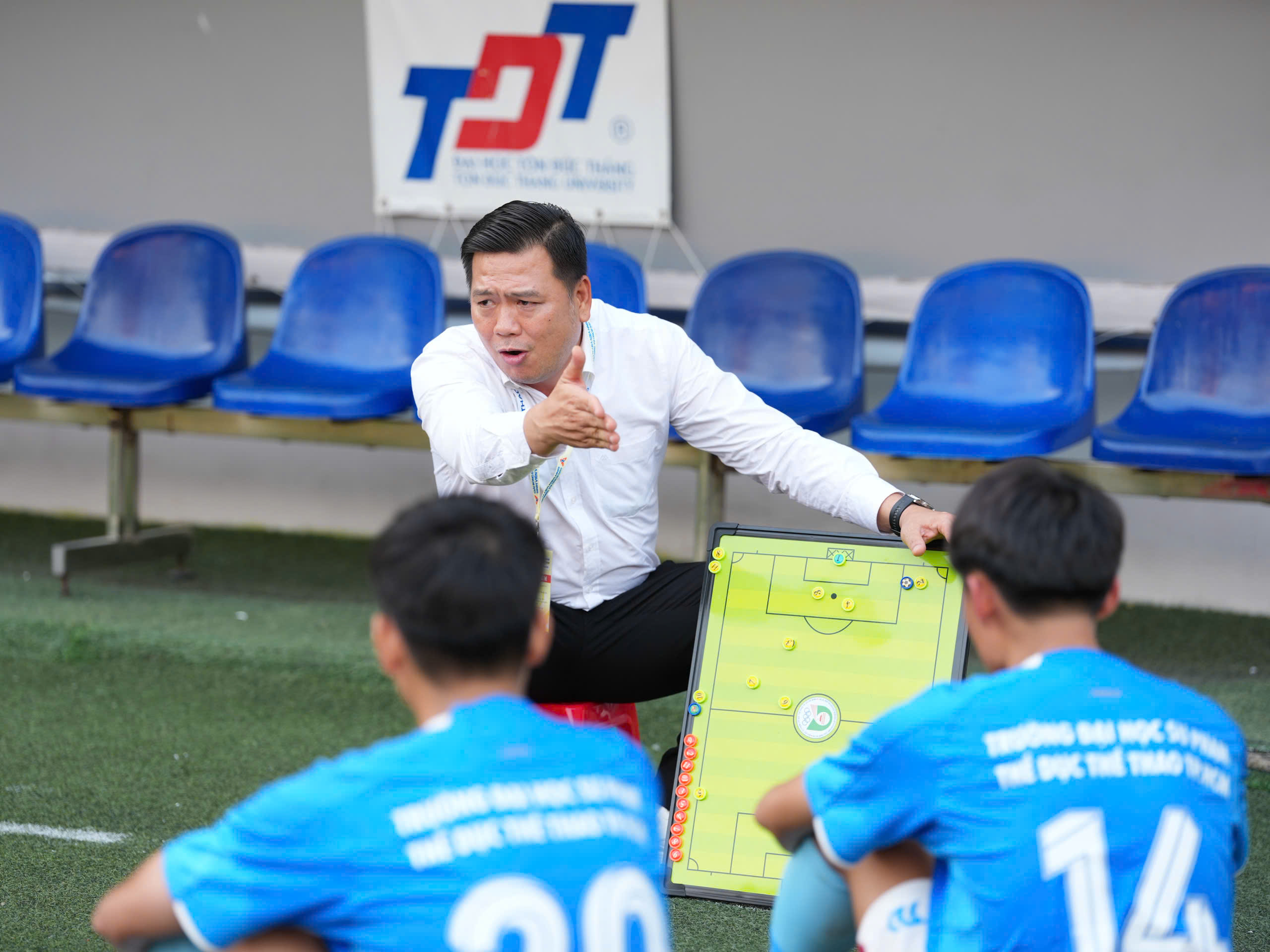 Cựu vương Trường ĐH Sư phạm TDTT TP.HCM thắng rất đậm: Màn tái xuất ấn tượng- Ảnh 2. Cựu vương Trường ĐH Sư phạm TDTT TP.HCM thắng rất đậm: Màn tái xuất ấn tượng- Ảnh 2.