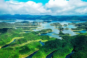 Ngỡ ngàng 'vịnh Hạ Long' thu nhỏ ẩn mình giữa đại ngàn Tây Nguyên