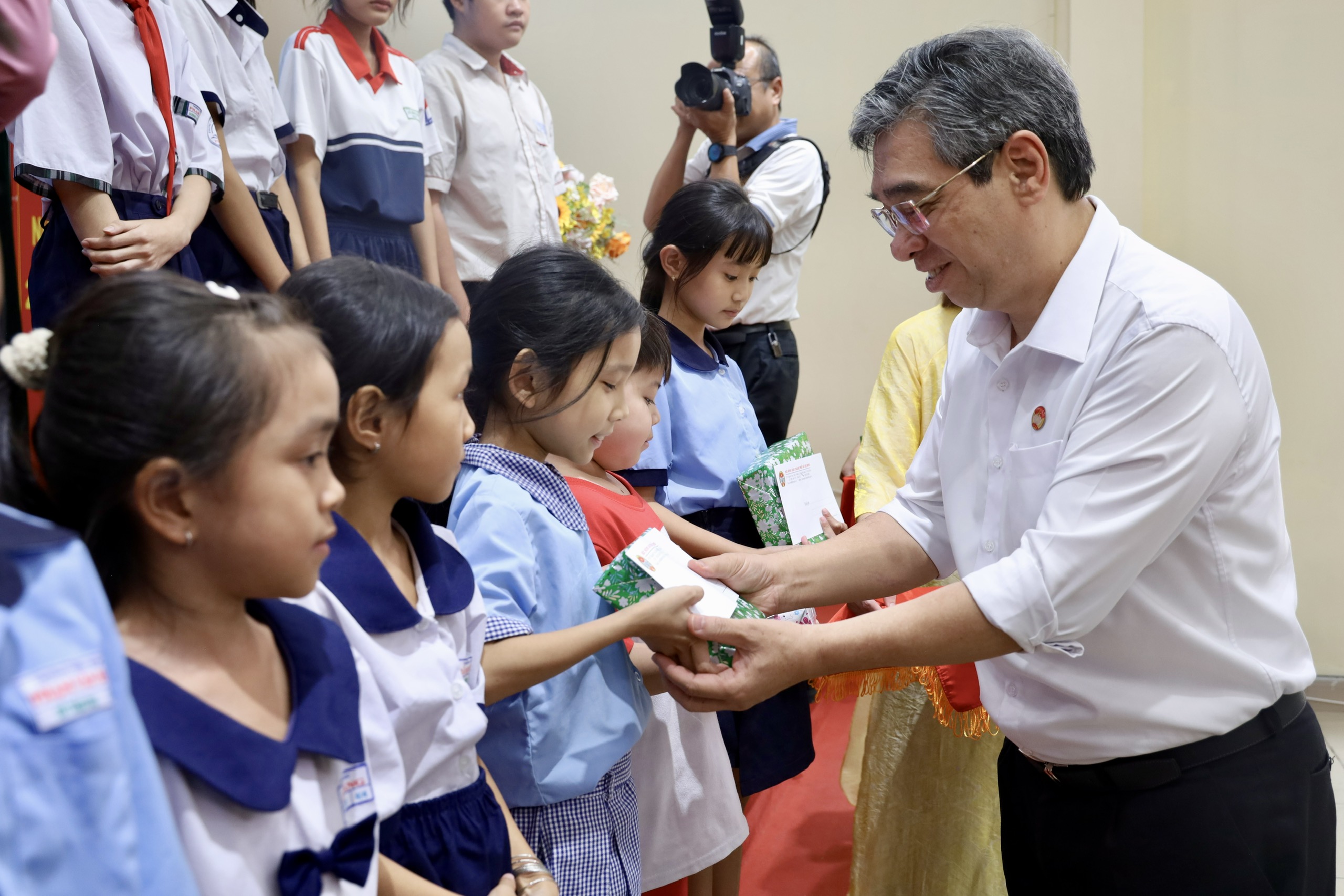 TPHCM trao thẻ BHYT, tặng quà Tết cho người dân khó khăn ở xã Tân Vĩnh Lộc 3 TPHCM trao thẻ BHYT, tặng quà Tết cho người dân khó khăn xã Tân Vĩnh Lộc - Ảnh 3.