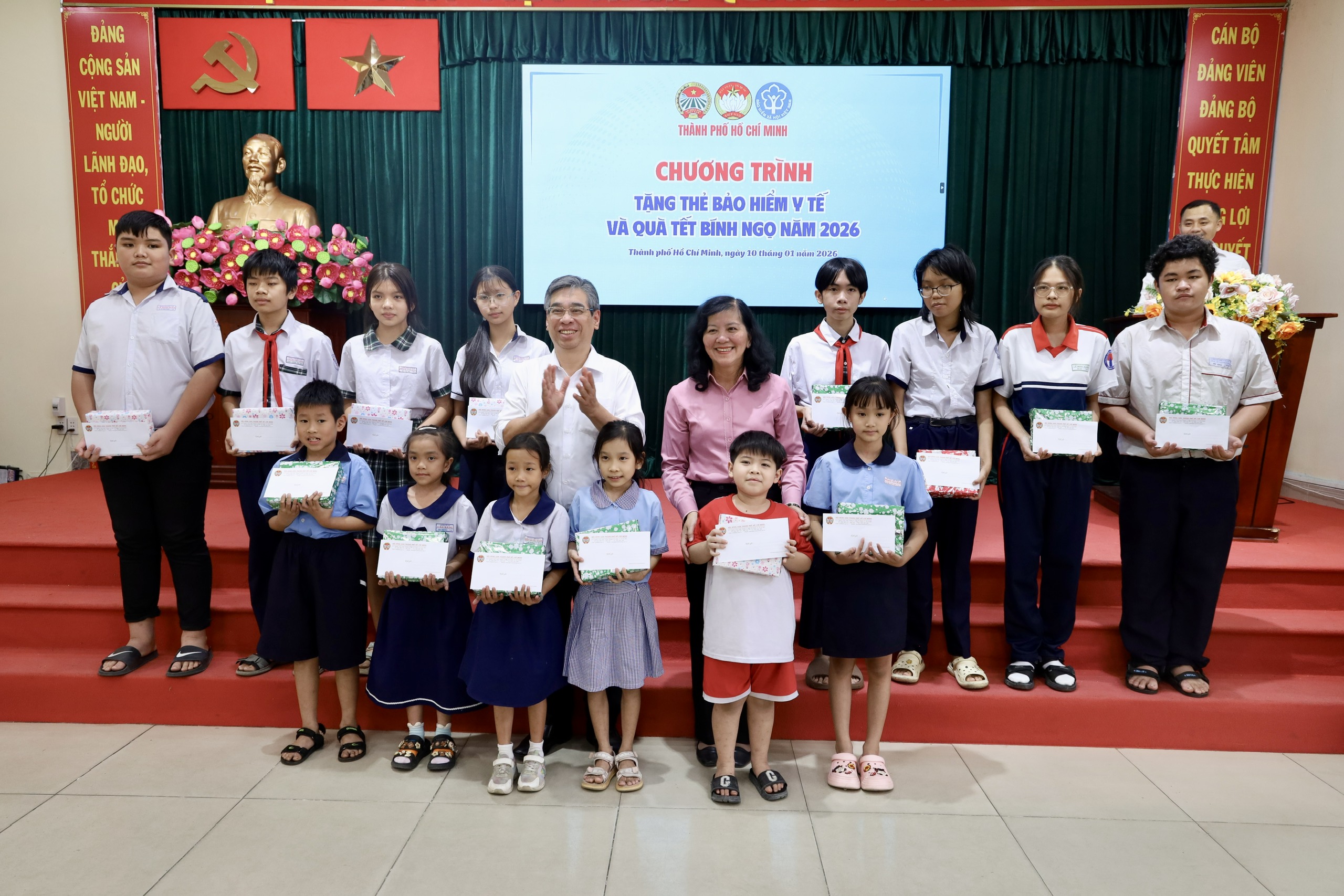 TPHCM trao thẻ BHYT, tặng quà Tết cho người dân khó khăn ở xã Tân Vĩnh Lộc 4 TPHCM trao thẻ BHYT, tặng quà Tết cho người dân khó khăn xã Tân Vĩnh Lộc - Ảnh 4.