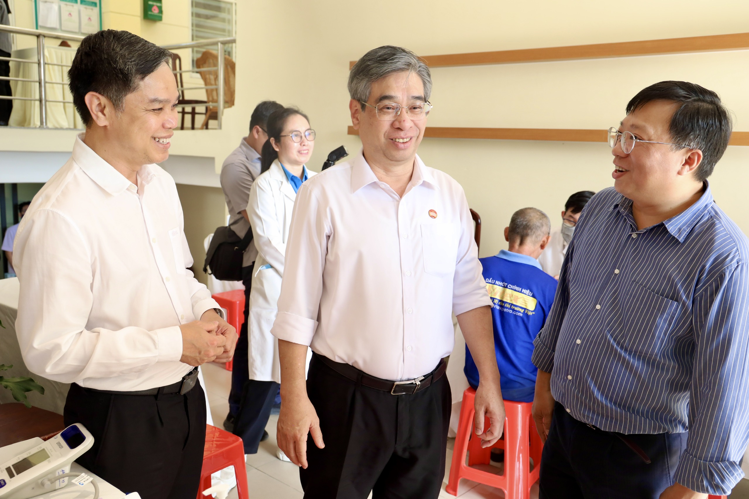 TPHCM trao thẻ BHYT, tặng quà Tết cho người dân khó khăn ở xã Tân Vĩnh Lộc 7 TPHCM trao thẻ BHYT, tặng quà Tết cho người dân khó khăn xã Tân Vĩnh Lộc - Ảnh 7.