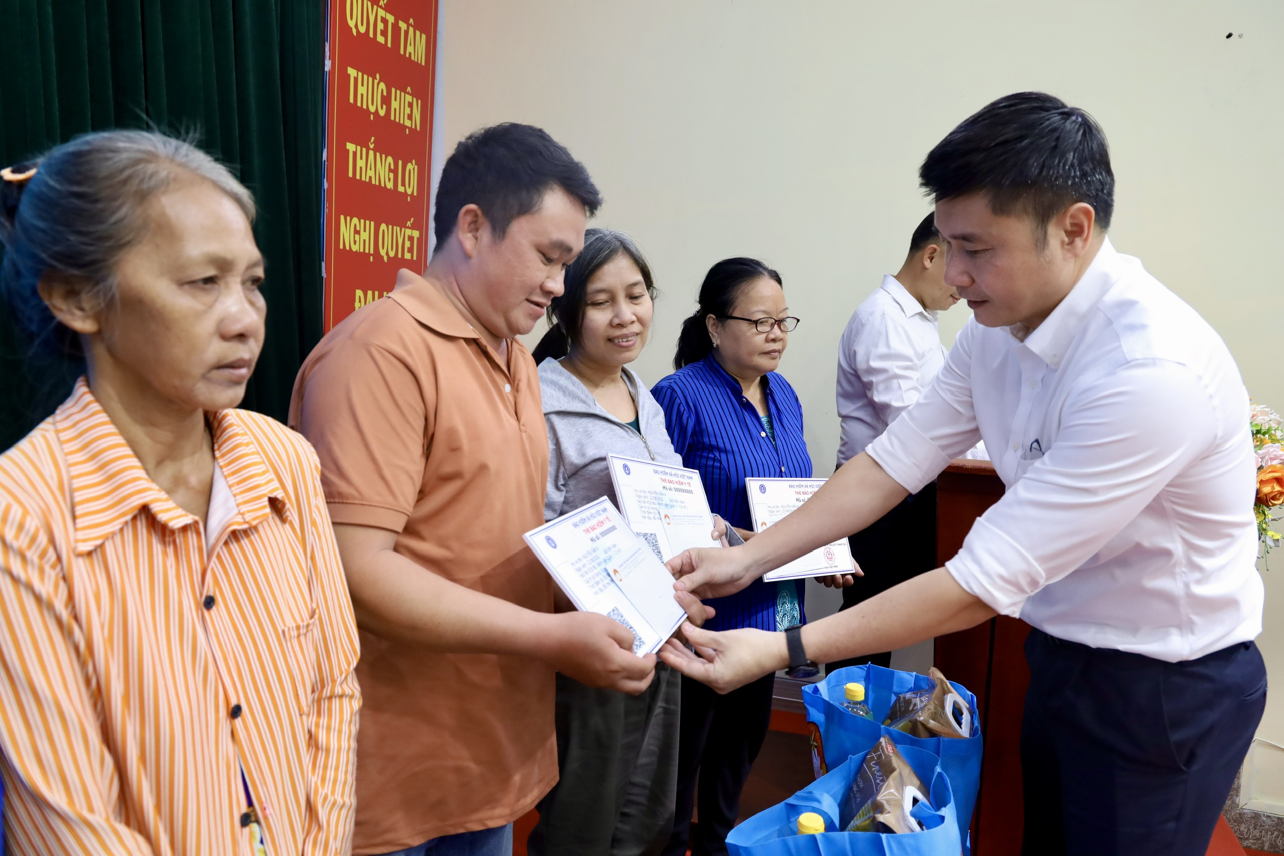 TPHCM trao thẻ BHYT, tặng quà Tết cho người dân khó khăn ở xã Tân Vĩnh Lộc 6 TPHCM trao thẻ BHYT, tặng quà Tết cho người dân khó khăn xã Tân Vĩnh Lộc - Ảnh 6.