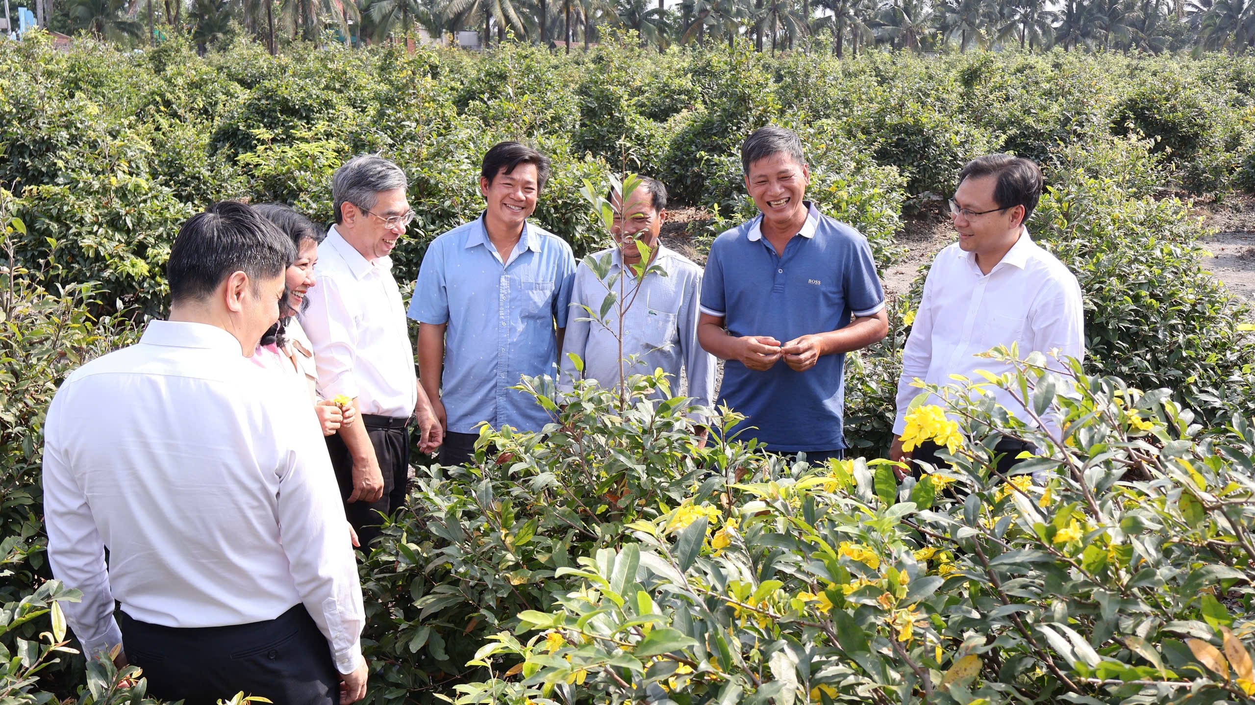 TPHCM trao thẻ BHYT, tặng quà Tết cho người dân khó khăn ở xã Tân Vĩnh Lộc 9 TPHCM trao thẻ BHYT, tặng quà Tết cho người dân khó khăn xã Tân Vĩnh Lộc - Ảnh 1.