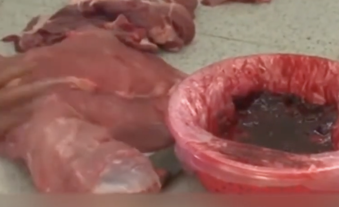 Tẩm hóa chất để tạo màu"hô biến" thịt heo thành thịt bò