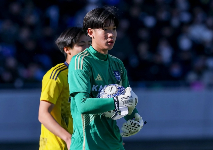 Poomrapee Siribunyakul (áo xanh) cùng Kashima Gakuen thắng Ryutsu Keizai Kashiwa 1-0 ở bán kết giải bóng đá THPT toàn Nhật Bản 2025, trên sân Quốc gia Nhật Bản ở Tokyo ngày 10/1/2026. Ảnh: Gekisaka