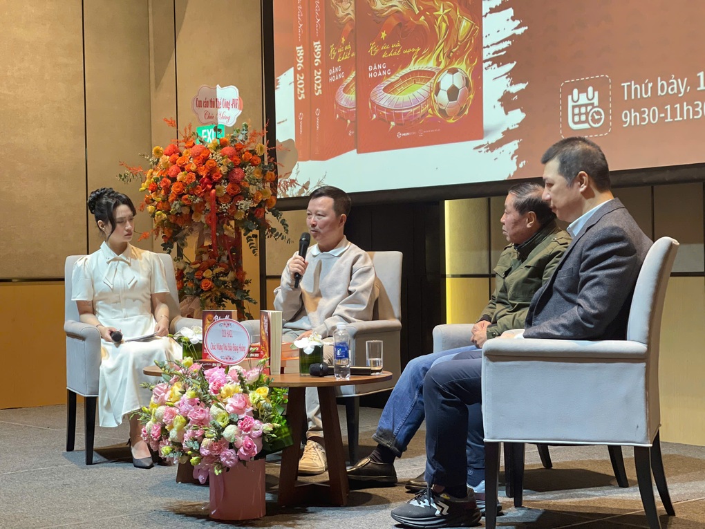 Bật mí về hào quang, áp lực của các cầu thủ trong sách về bóng đá Việt Nam - 2