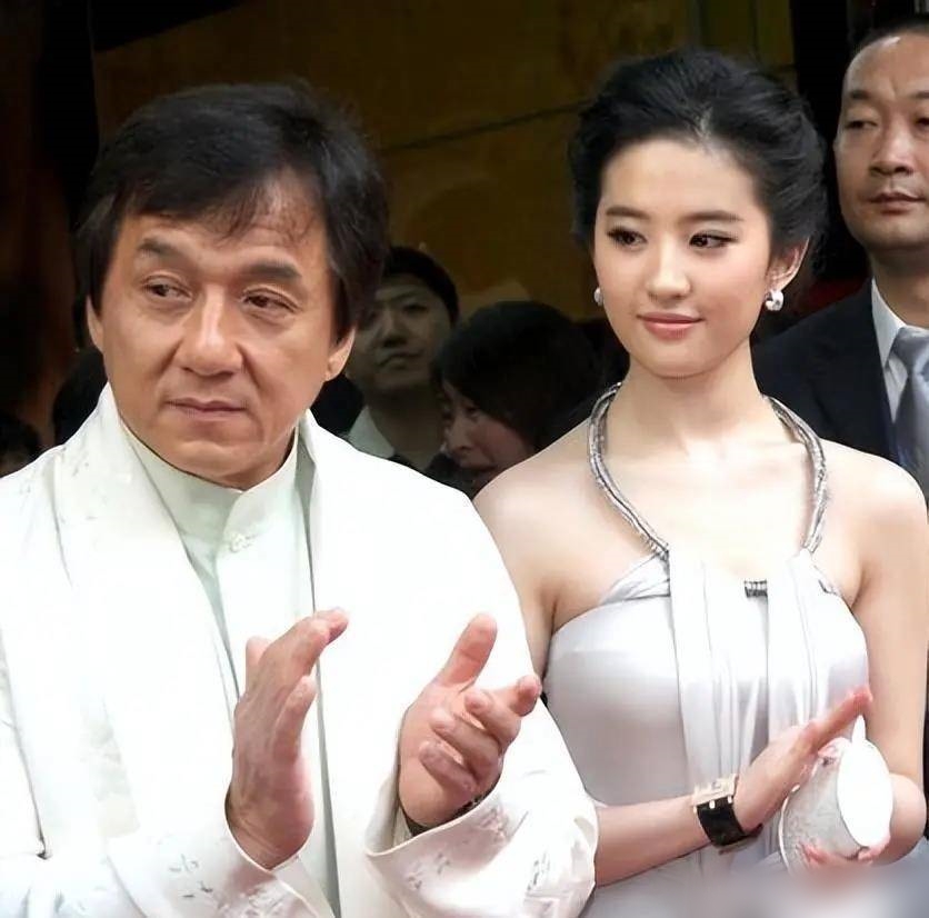 Lưu Diệc Phi lộ nhân cách thật khi bị phóng viên sàm sỡ giữa họp báo- Ảnh 3. Lưu Diệc Phi lộ nhân cách thật khi bị phóng viên sàm sỡ giữa họp báo- Ảnh 3.