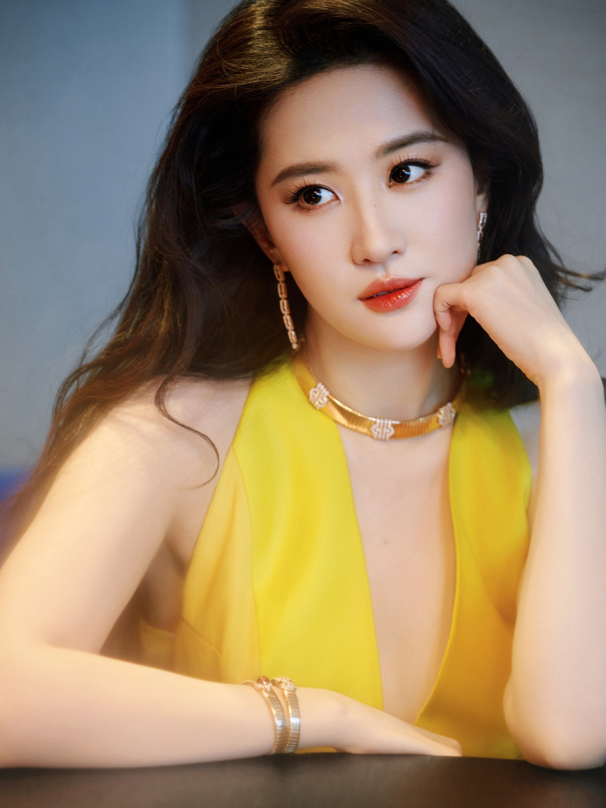 Lưu Diệc Phi lộ nhân cách thật khi bị phóng viên sàm sỡ giữa họp báo- Ảnh 4. Lưu Diệc Phi lộ nhân cách thật khi bị phóng viên sàm sỡ giữa họp báo- Ảnh 4.