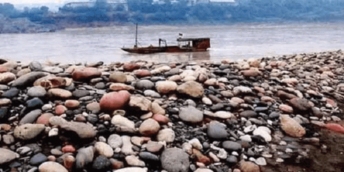 Ra suối nhặt “đồ bỏ đi”, dân làng thu về hơn 72 tỷ đồng mỗi năm- Ảnh 3.