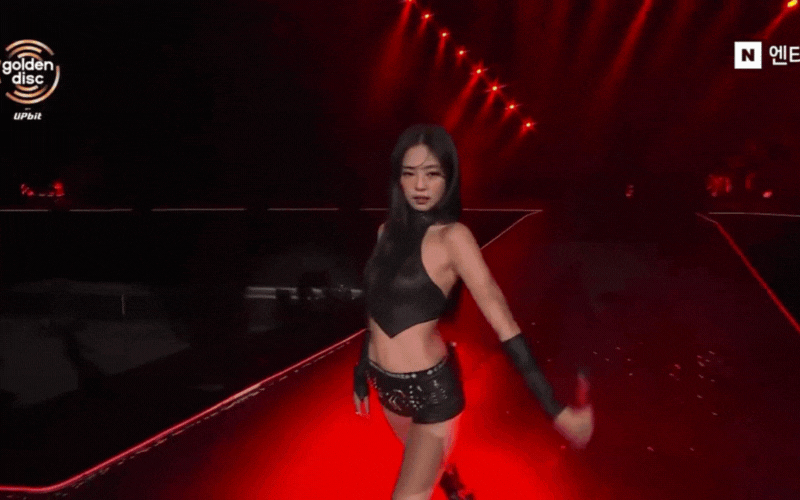 Jennie đốt mắt ở “Grammy Hàn Quốc”, hở bạo tương tác thân mật với vũ công nam không sợ thứ gì- Ảnh 2.