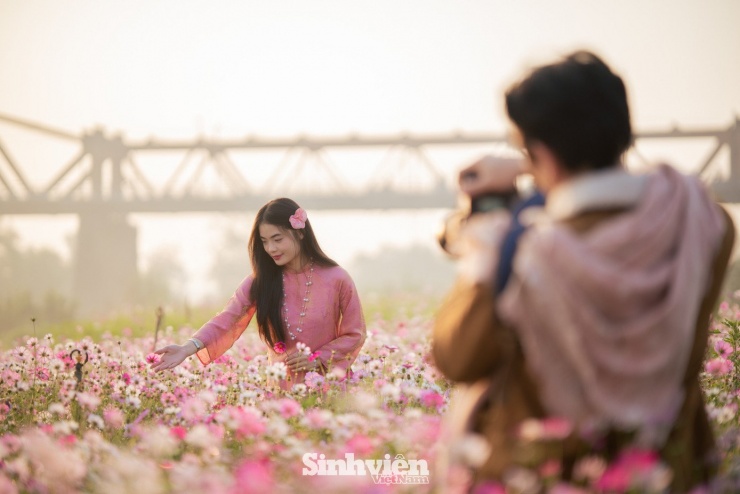 Bất chấp cái lạnh, giới trẻ Hà Nội dậy sớm 'săn' khoảnh khắc vàng bên chân cầu Long Biên - 6
