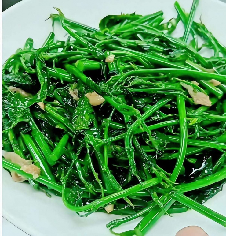 Loại rau dân dã, tươi ngon, giòn tan, ăn vào mùa đông giúp, giải độc gan, hỗ trợ giấc ngủ, bảo vệ mắt 3 Một loại rau bạn nhất định không nên bỏ lỡ là rau ngót.