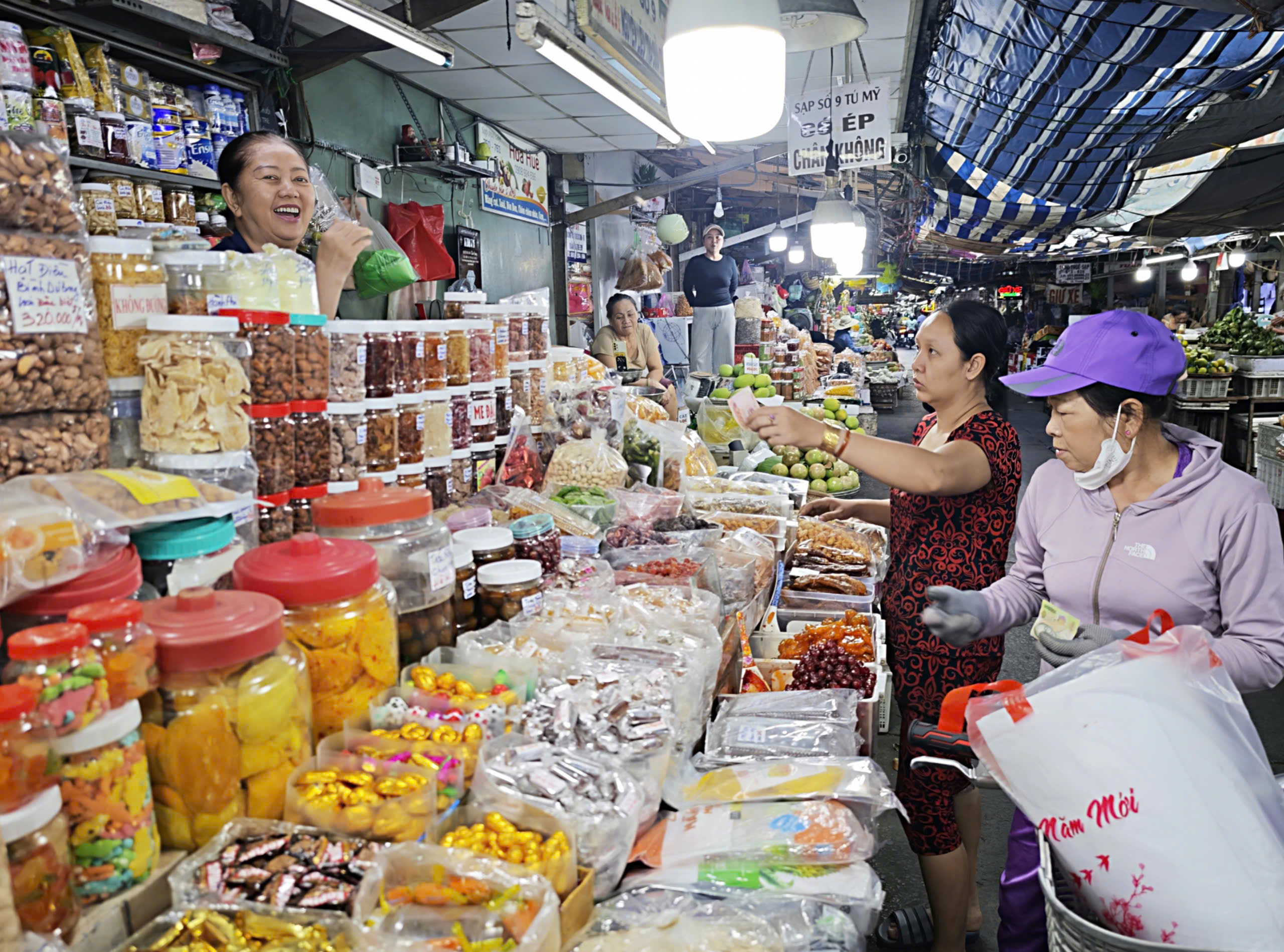 Khởi động mùa mua sắm Tết Bính Ngọ- Ảnh 2.