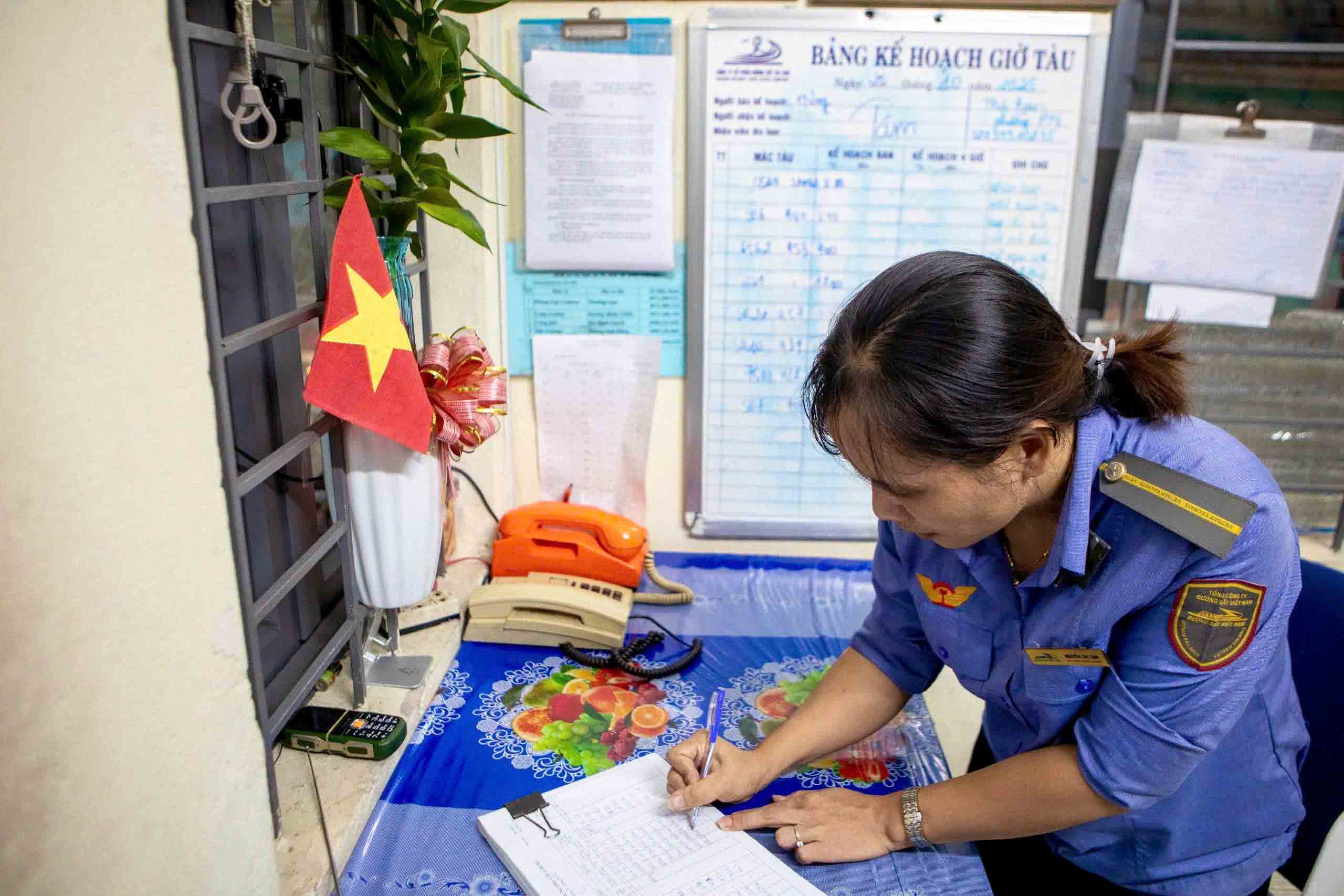 Gác tàu giữa lòng tp . Hcm: Những khoảnh khắc đón giao thừa bên gác chắn - Ảnh 2.