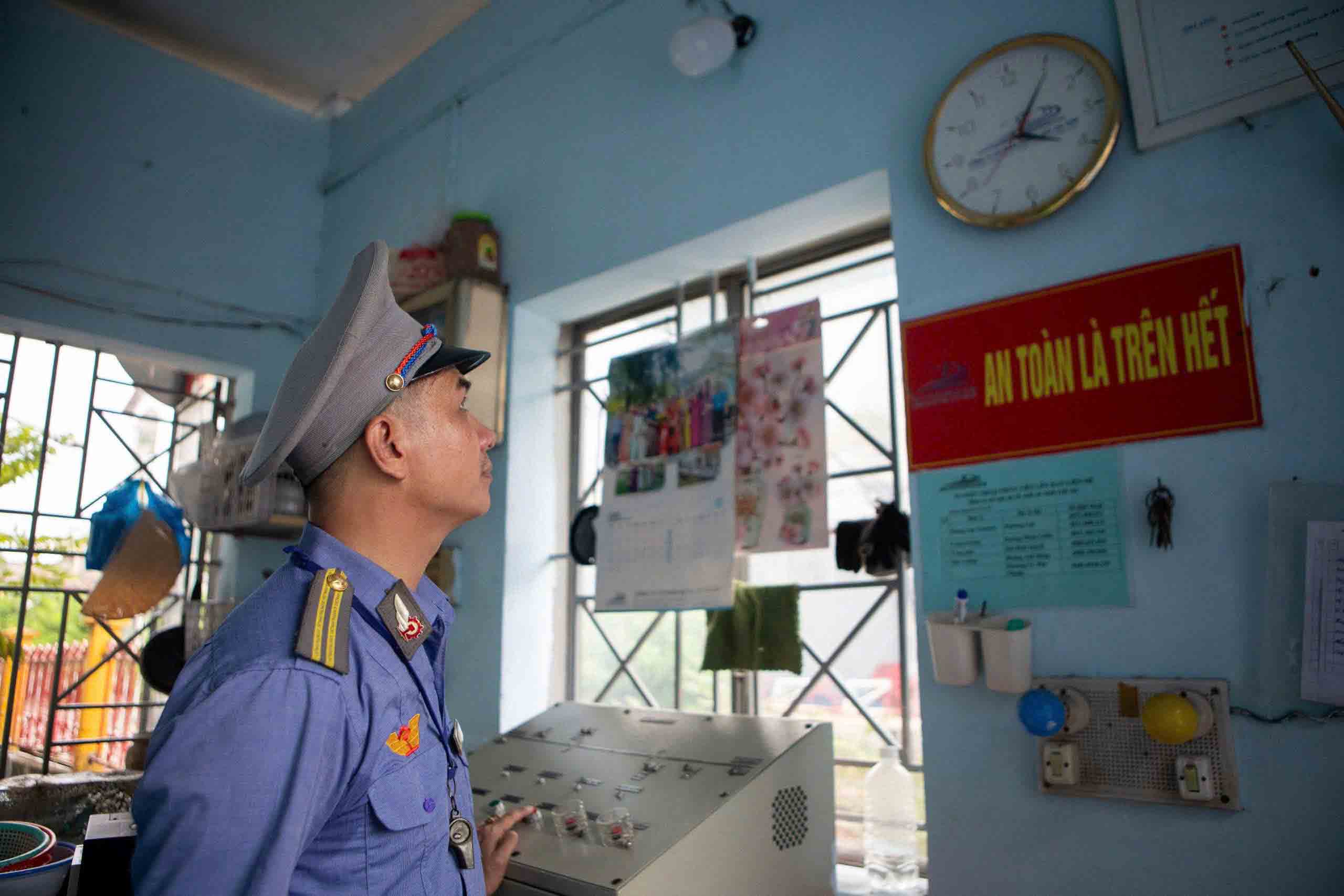 Gác tàu giữa lòng tp . Hcm: Những khoảnh khắc đón giao thừa bên gác chắn - Ảnh 3.