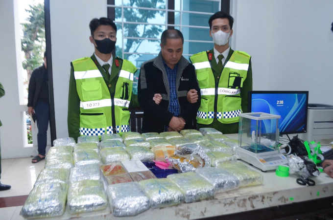 Bị cáo Vừ (giữa), cùng tang vật lúc bị bắt, tháng 1/2025. Ảnh: Công an cung cấp