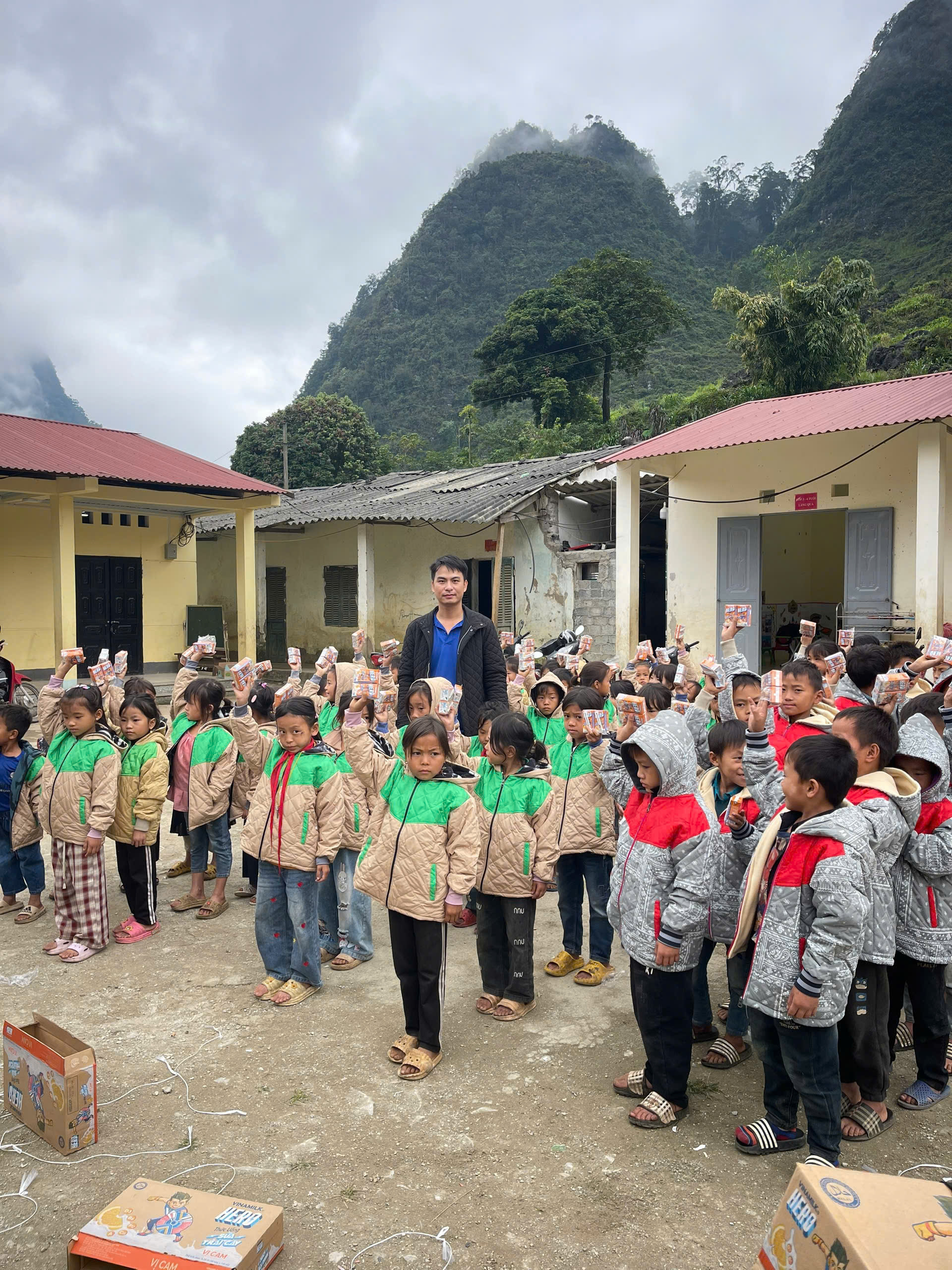 Sứ giả của nụ cười 2 Cuộc thi viết “LÒNG TỐT QUANH TA”: Sứ giả của nụ cười - Ảnh 2.