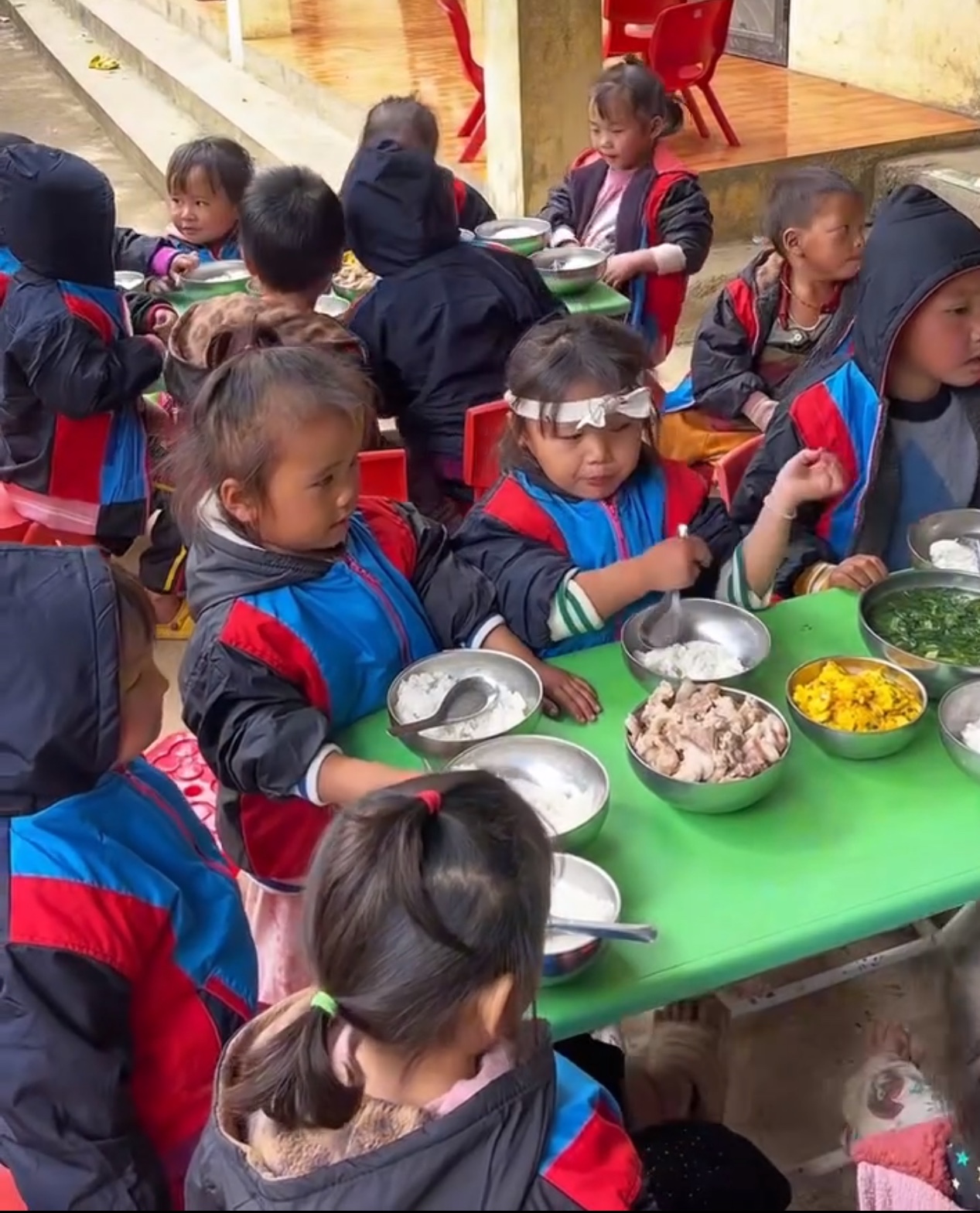 Sứ giả của nụ cười 3 Cuộc thi viết “LÒNG TỐT QUANH TA”: Sứ giả của nụ cười - Ảnh 3.