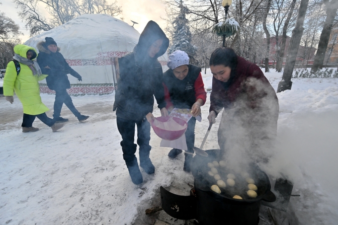 Tình nguyện viên chuẩn bị bữa ăn miễn phí trong thời tiết lạnh giá tại một công viên ở trung tâm Kiev ngày 10/1. Ảnh: AFP